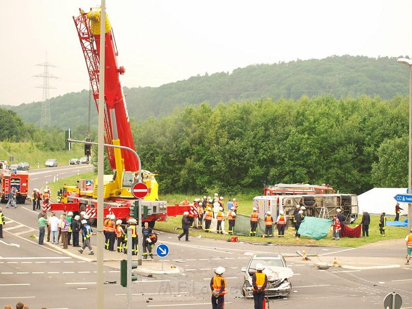 Schwerer Unfall mit Reisebus Lohmar Donrather Dreieck P484.JPG